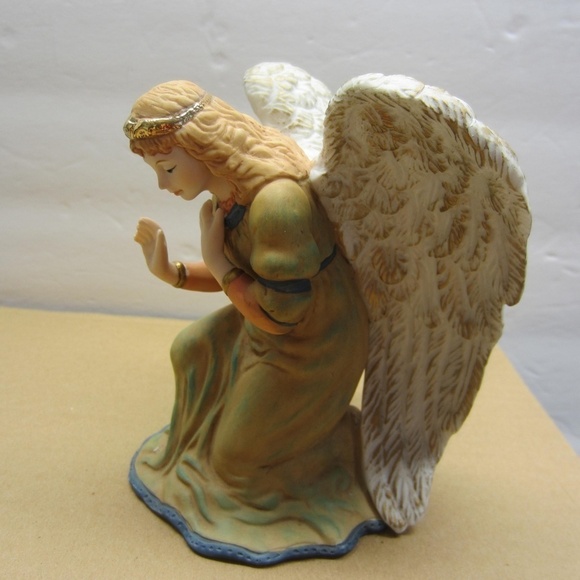 Kirkland Signature Nativity Set (13) Kneeling Angel Replacement only Christmas - Picture 2 of 7